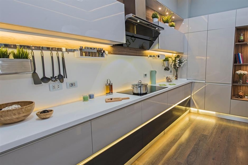 đèn tuýp led màu vàng ứng dụng trong trang trí tủ bếp