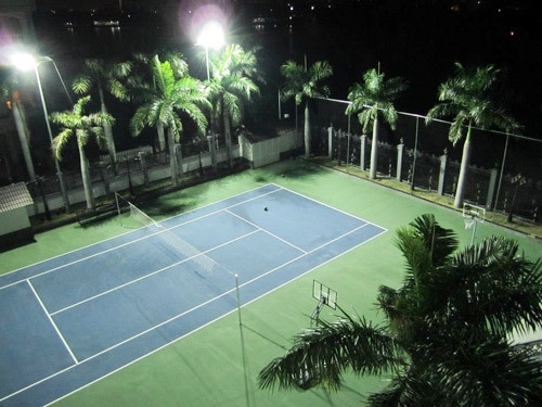 đèn chiếu sáng sân tennis
