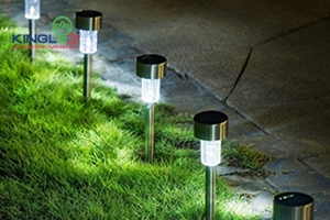 Cách sử dụng đèn chiếu sáng thảm cỏ hiệu quả, hợp lý