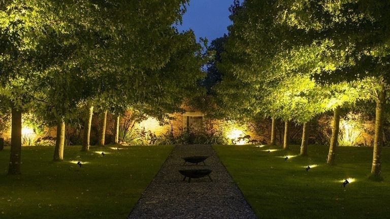 Mẫu đèn cắm cỏ trang trí sân vườn 