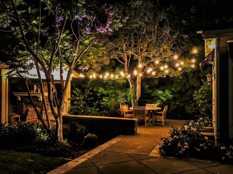 Sử dụng đèn trang trí sân vườn hợp lý giúp không gian trở nên lung linh huyền ảo hơn 