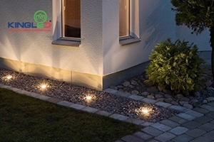 Có nên sử dụng đèn âm đất sân vườn trong thiết kế ngoại thất?